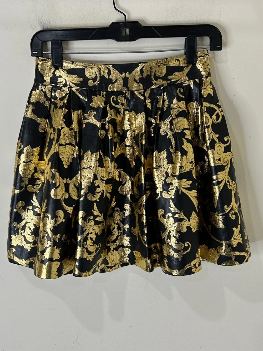 ALICE + OLiVIA Fizer Faux Leather Gold and Black Skirt Size 2